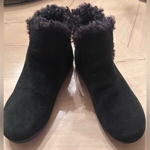 Women’s Vionic Unwind Slip On Black Suede like fur Ankle Boots Size 9 NWOB